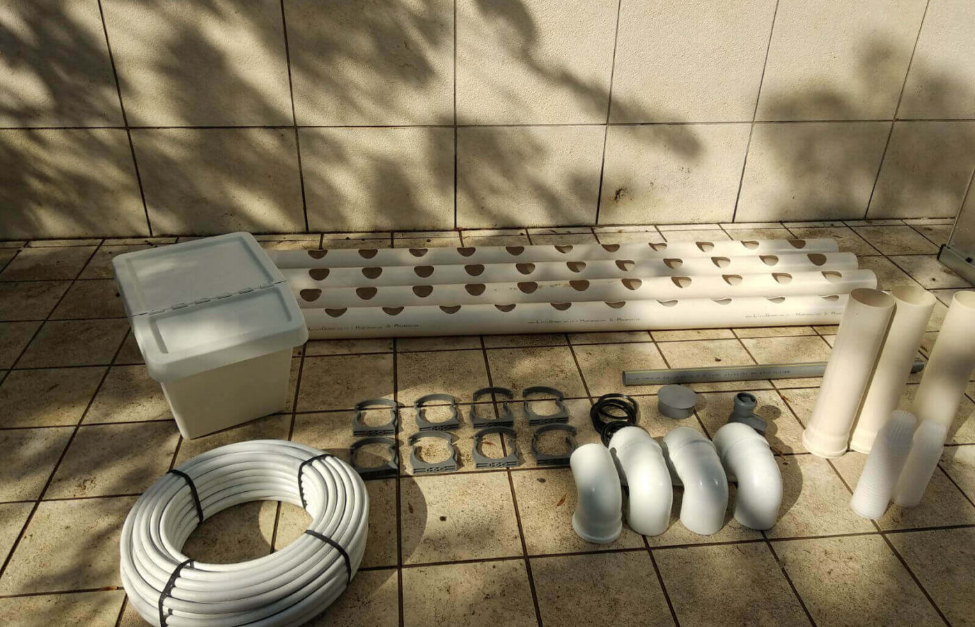 קל, זול ומספק: מדריך לבניית מערכת הידרופונית ביתית ל44 צמחים על קיר בשיטת NFT